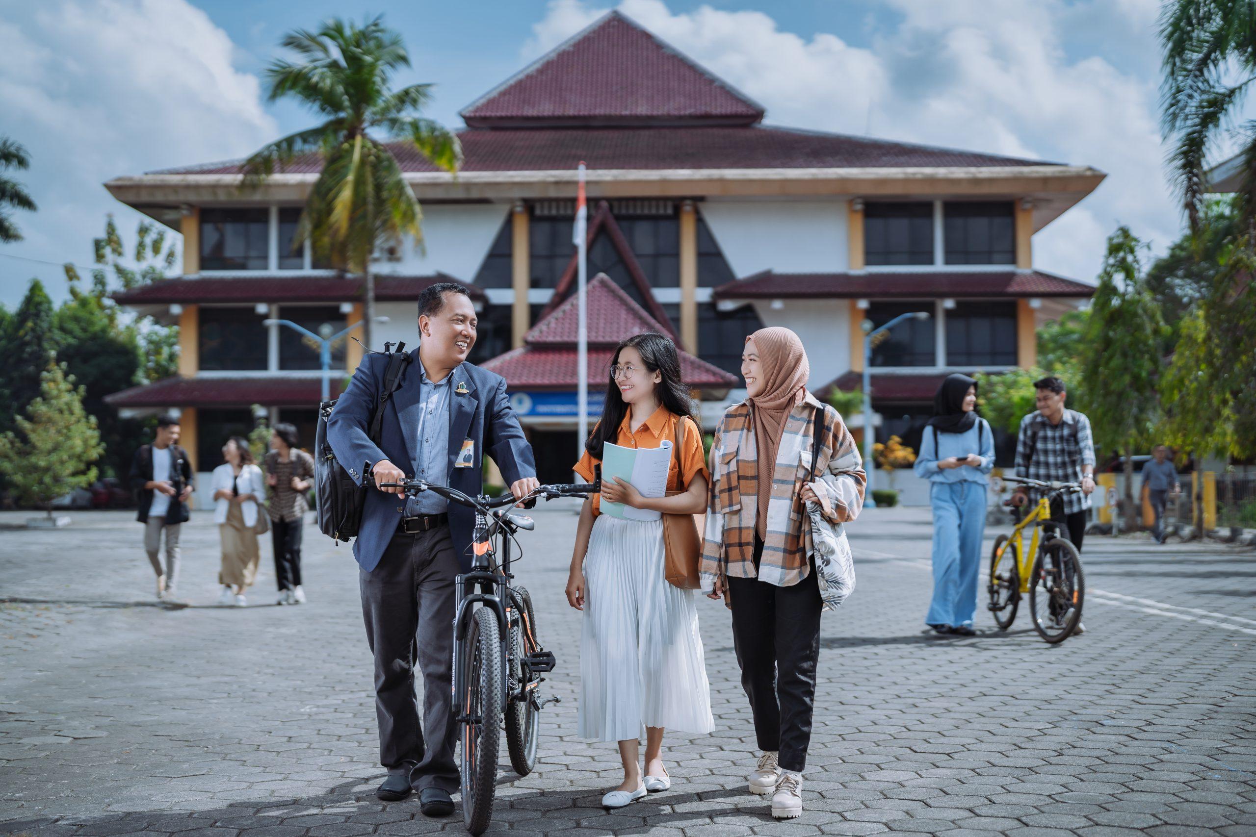 Pak-Rektor-dan-mahasiswa